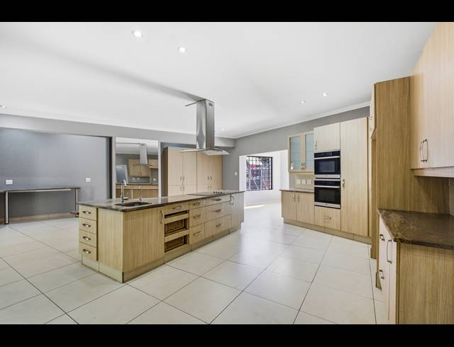 6 BEDROOM HOUSE FOR SALE IN BRYANSTON